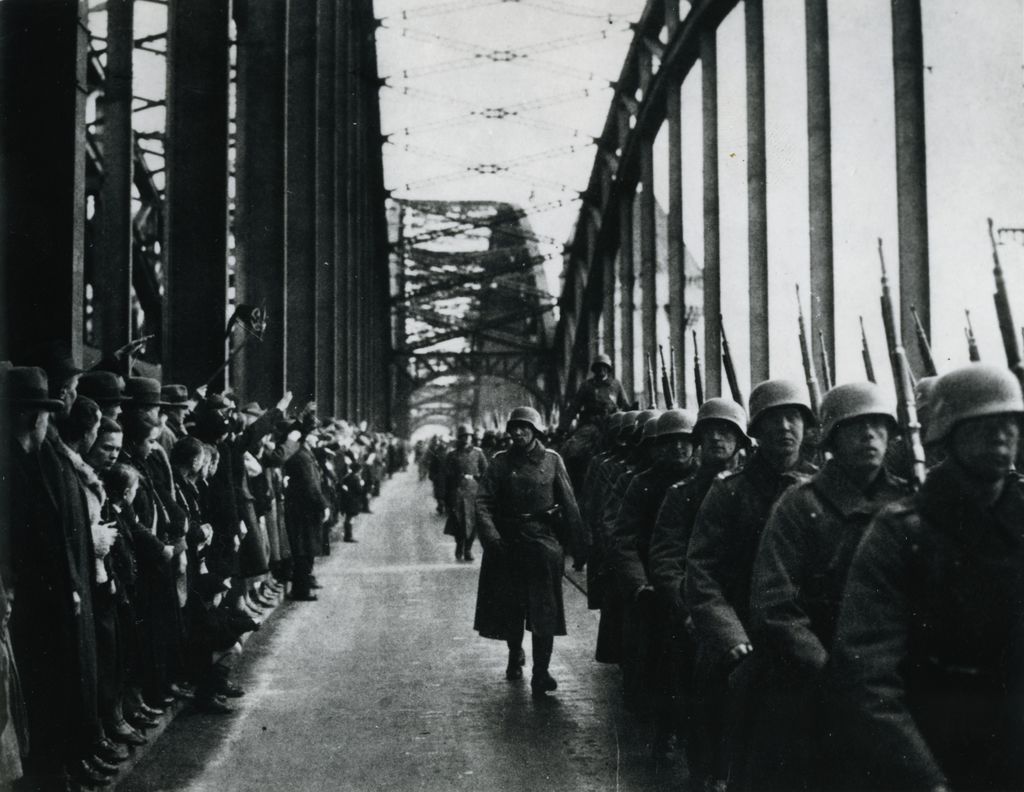 Foto: Wehrmacht marschiert über die Rheinbrücke nach Köln, 1936