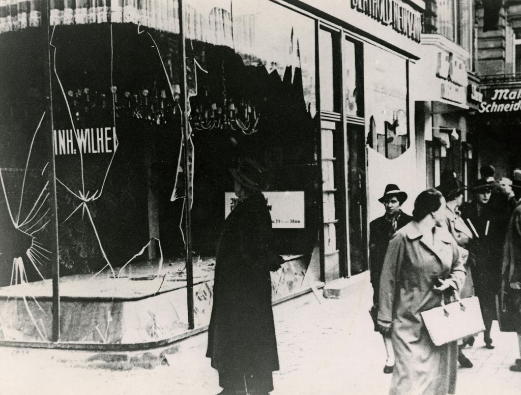 Foto: Zerstörtes jüdisches Geschäft, 1938