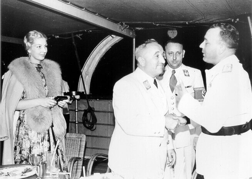 Foto: Robert Ley mit Gästen auf einem Schiff während einer KdF-Tagung in Hamburg, 1939
