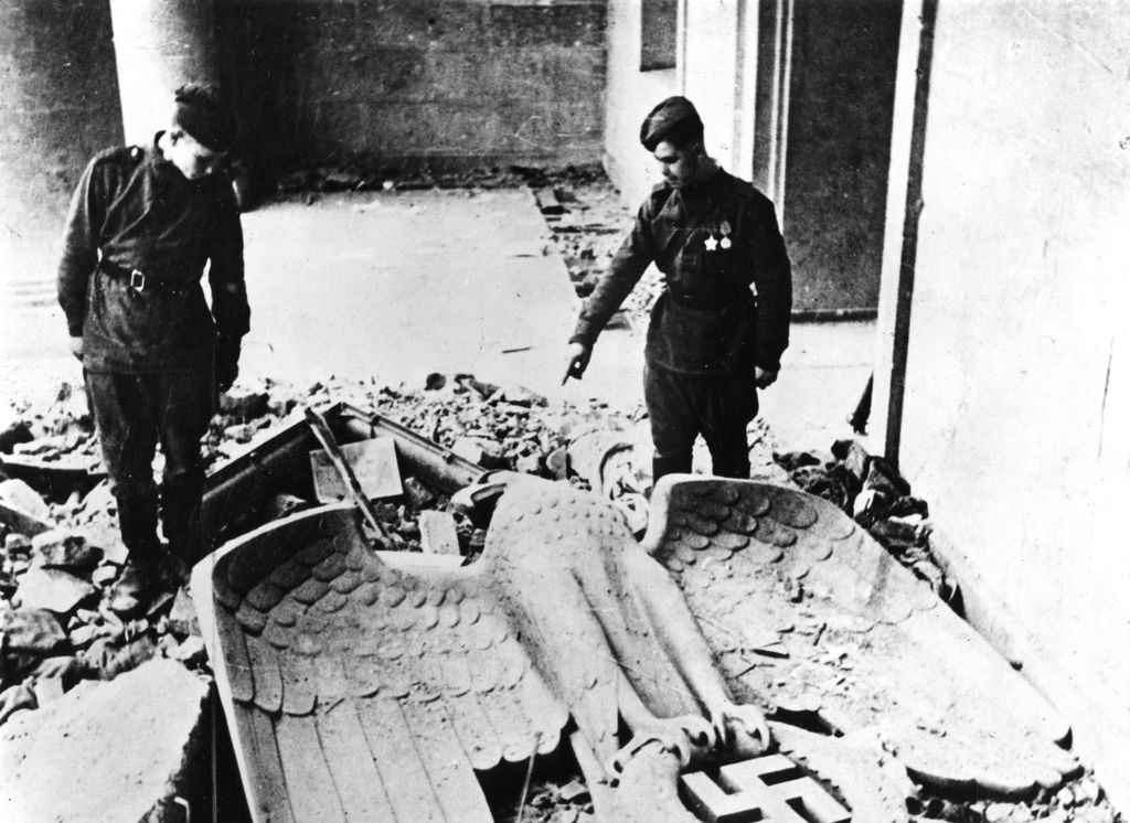 Foto: Abgeschlagener Reichsadler im Ehrenhof der Neuen Reichskanzlei, 1945