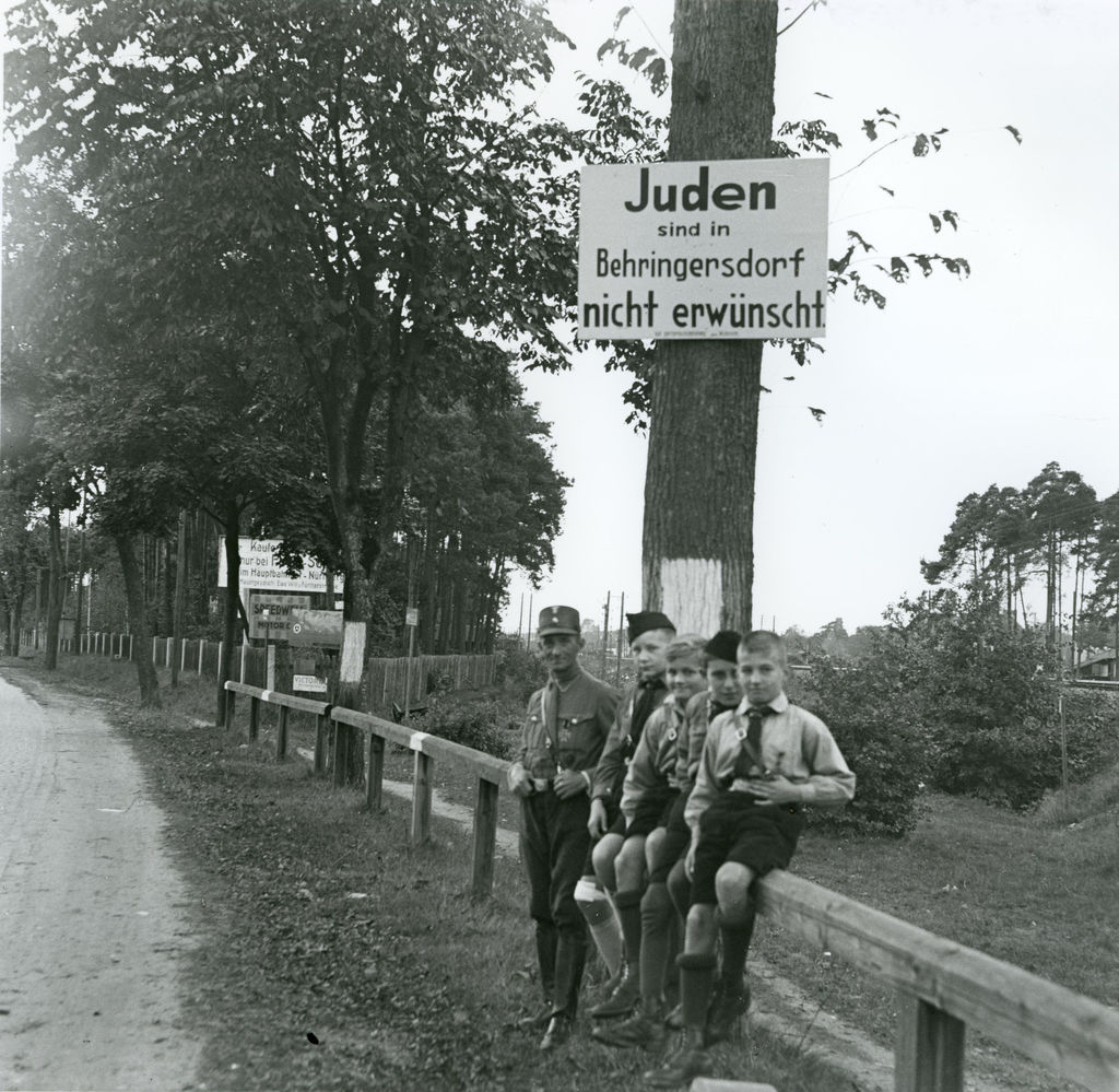 Exponat: Foto: "Juden nicht erwünscht", 1933