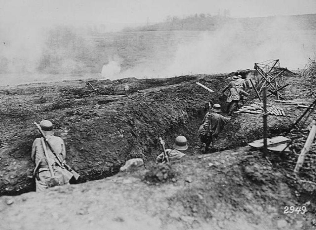 Foto: Beschuss deutscher Soldaten im Schützengraben an der Westfront, um 1917/1918