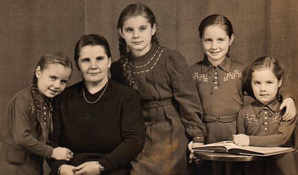 Foto: Mutter Hoffmann mit ihren vier Töchtern, 1943