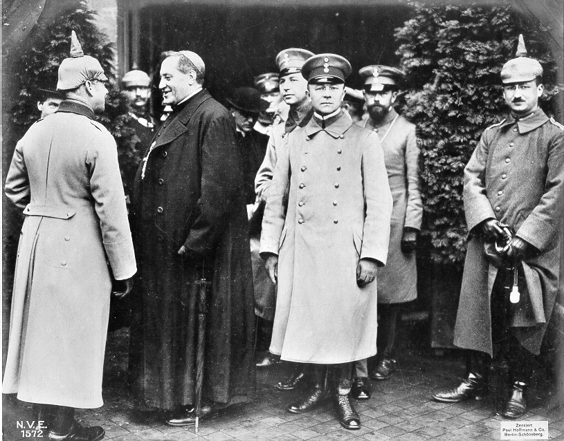 Exponat: Foto: Erzbischof Kardinal von Bettinger an der Westfront, 1916