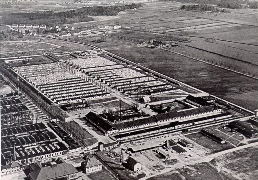 Exponat: Photo: Luftaufnahme des ehemaligen KZ Dachau, 1956