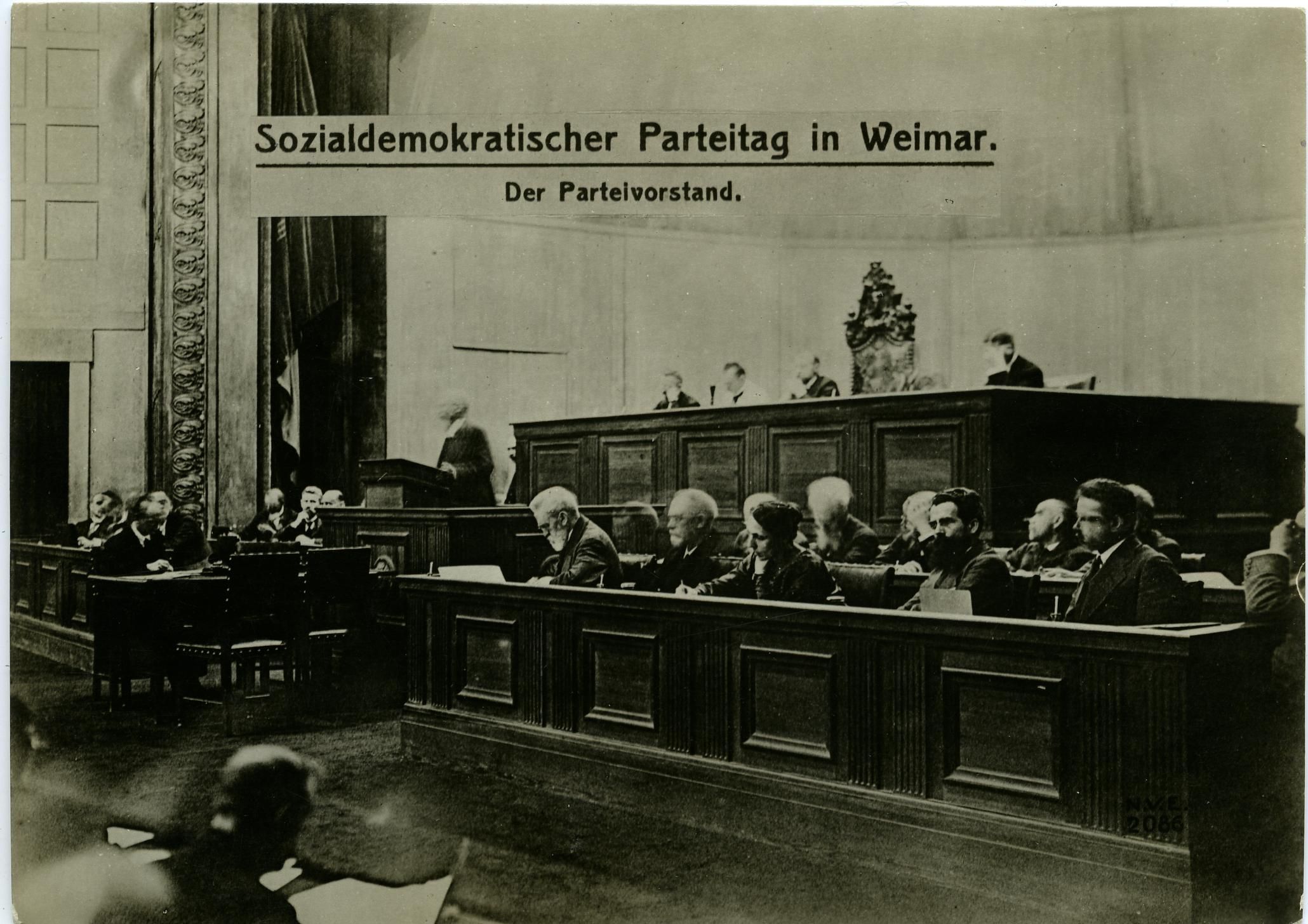 Foto: Der Parteivorstand beim Sozialdemokratischen Parteitag in Weimar, 1919