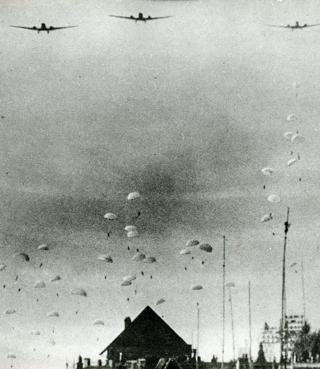 Exponat: Foto: Absprung deutscher Fallschirmjäger bei Rotterdam, 1940