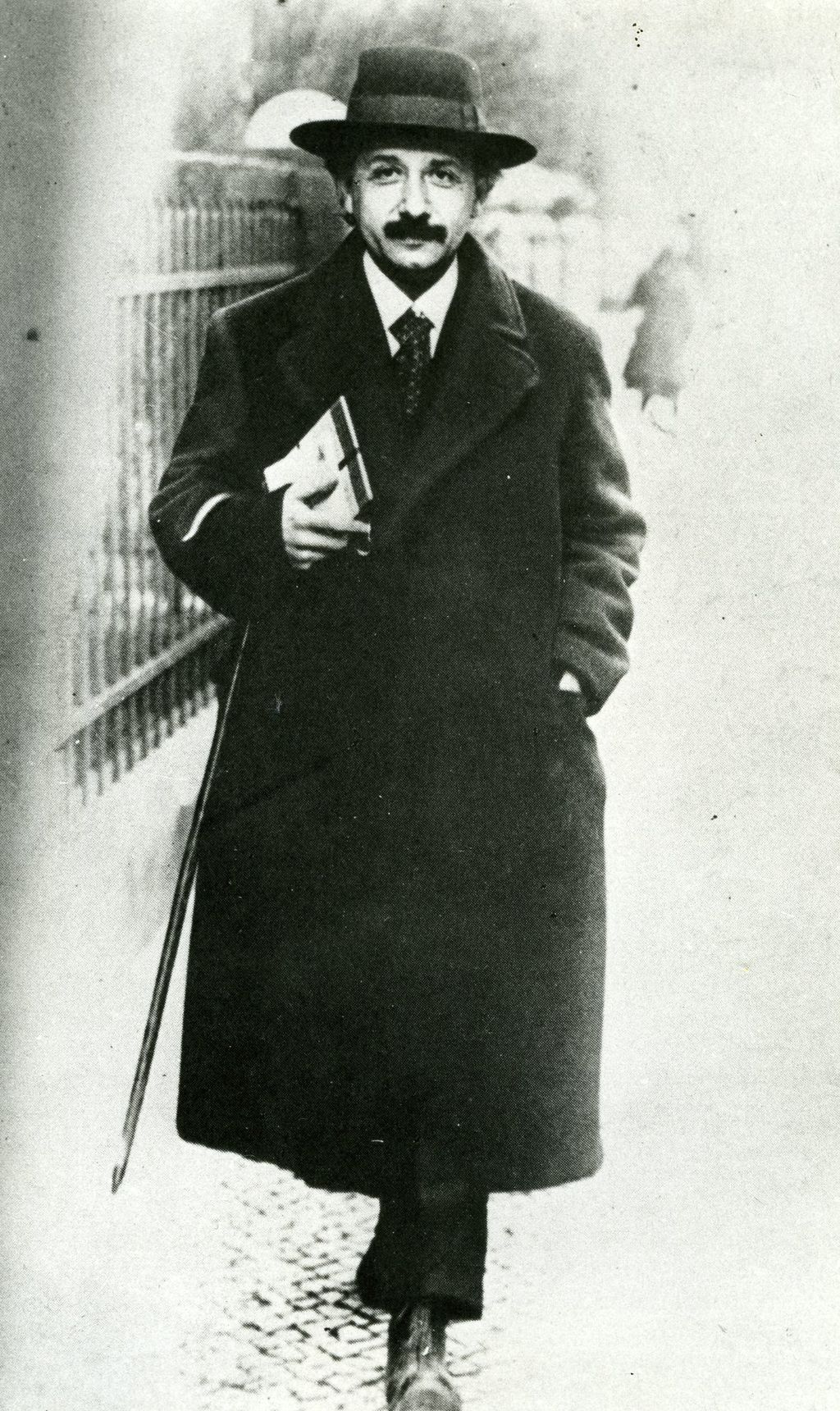 Foto: Albert Einstein auf dem Weg zur Vorlesung, 1920