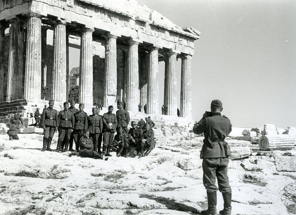 [Foto: Soldaten der Wehrmacht auf der Akropolis, 1941]