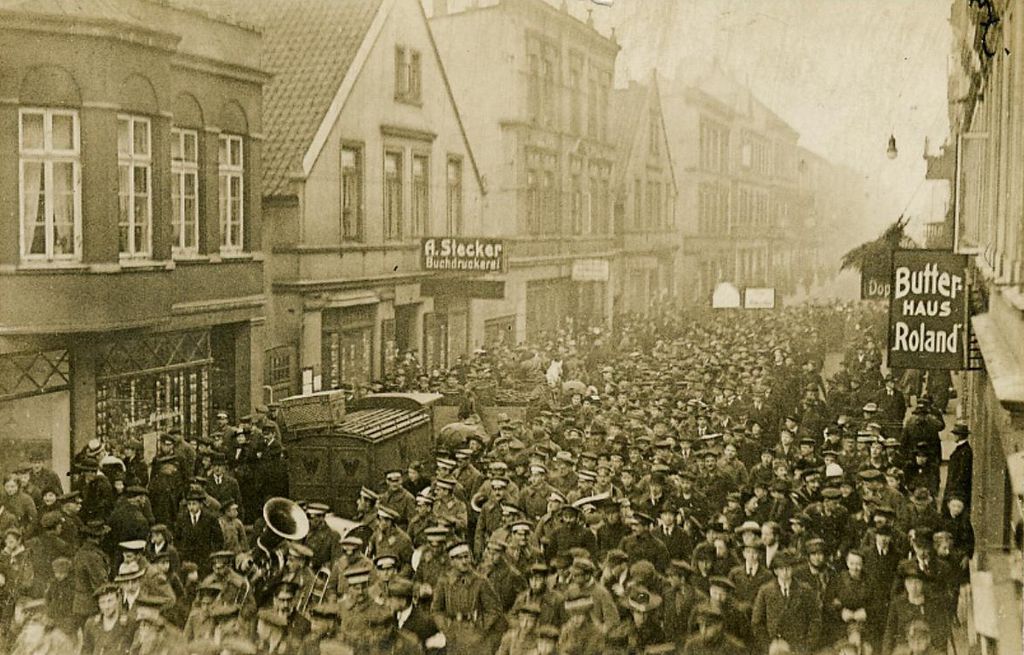 Exponat: Postkarte: Revoltierende Matrosen in Wilhelmshaven, 1918