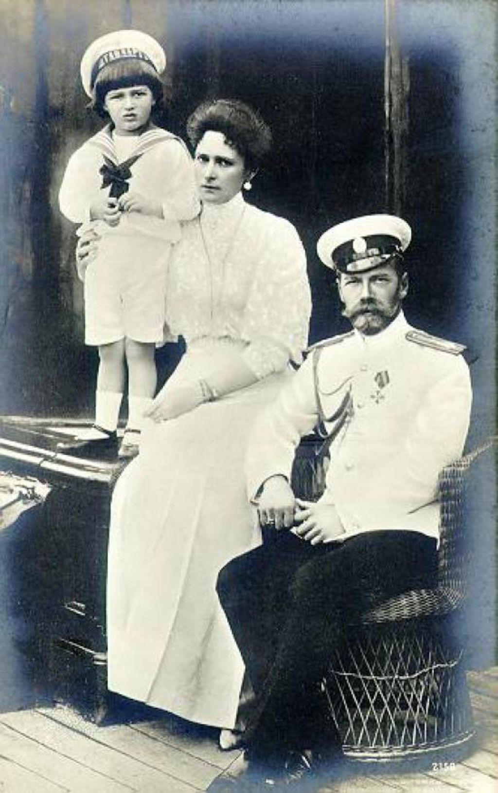 Exponat: Postkarte: Nikolaus II. mit seiner Frau Alexandra und seinem Sohn