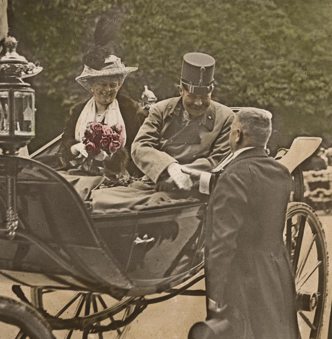 Exponat: Foto: Erzherzog Franz Ferdinand und Gemahlin Sophie Chotek von Chotkowa in einer Kutsche in Wien, 1914