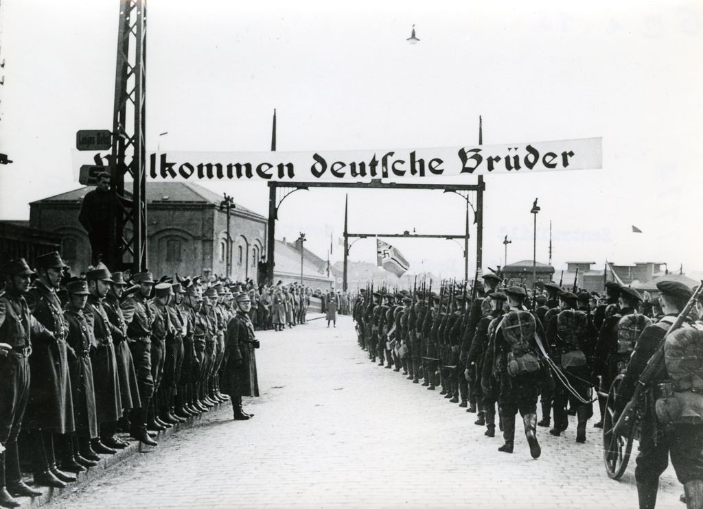 Exponat: Foto: Einmarsch eines deutschen Marinelandungskorps in Memel, 1939