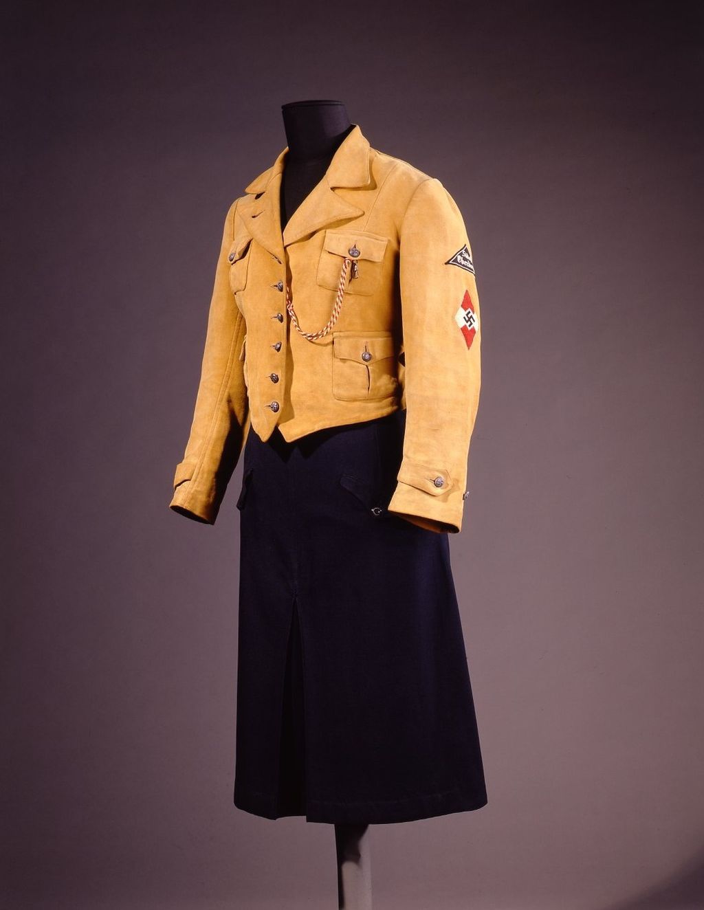 Exponat: Uniform: Jacke zur Bundestracht des BDM, nach 1938