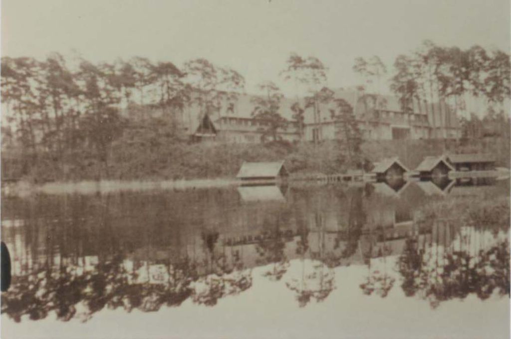 Exponat: Photo: Blick über den Großen Döllnsee auf Carinhall mit Bootshäusern und Badehaus, 1943