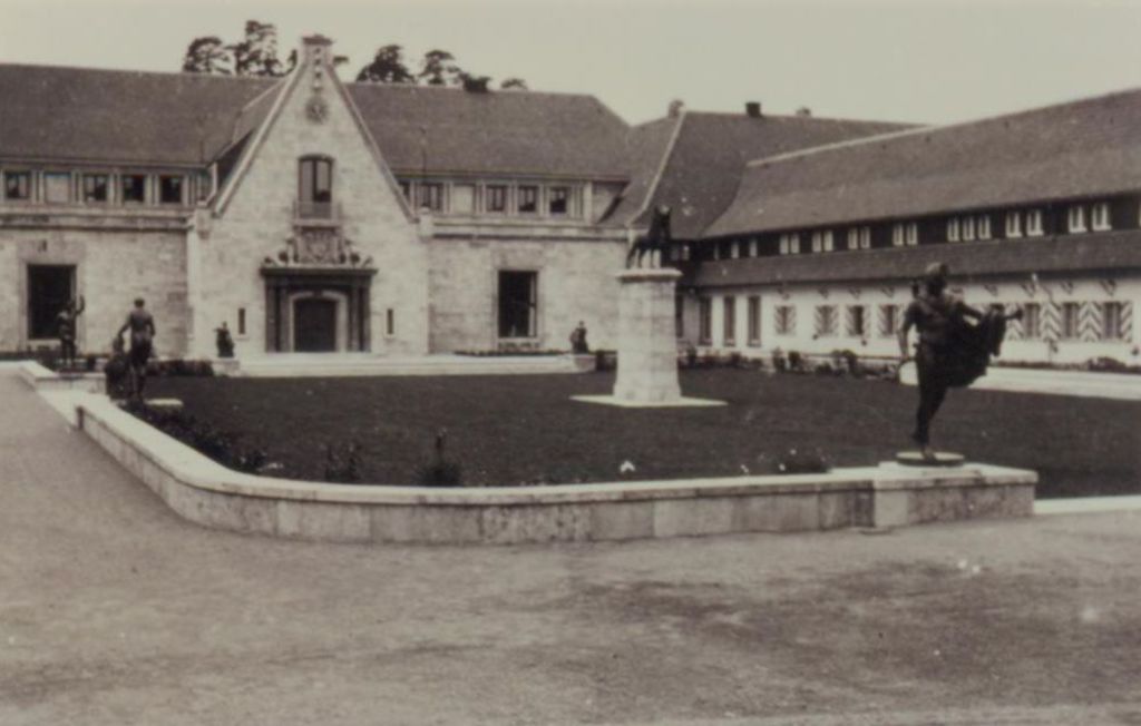 Exponat: Photo: Carinhall: großer Innenhof mit Hauptportal, 1943
