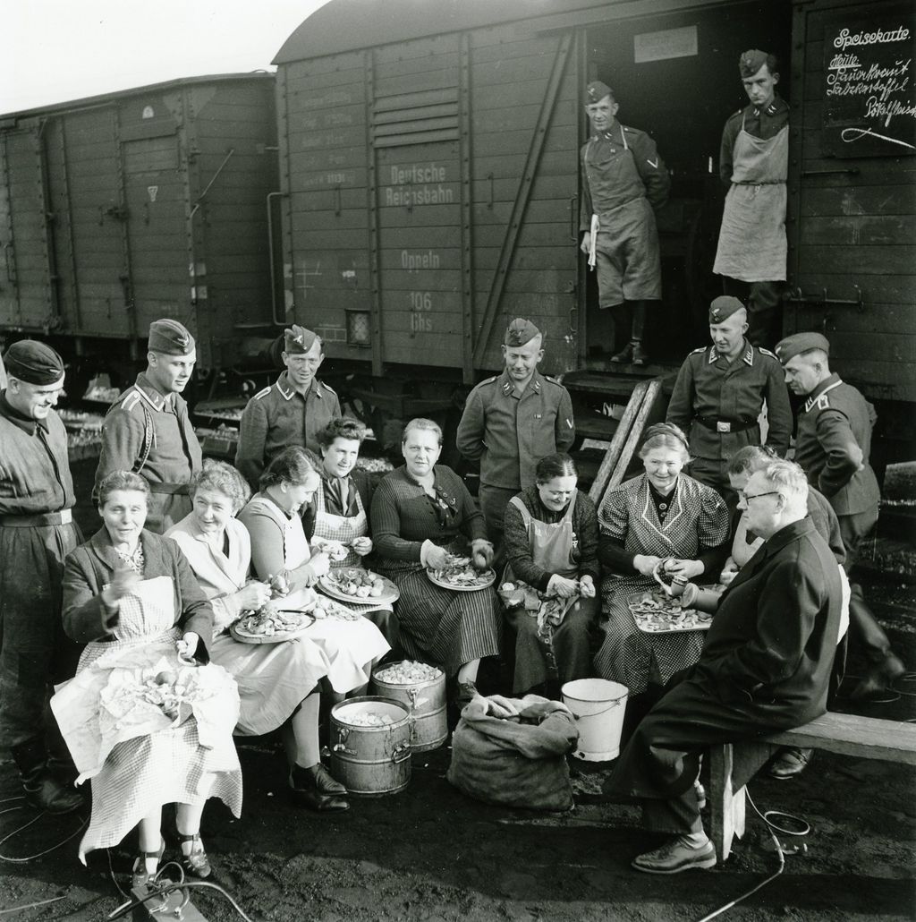 Exponat: Foto: NS-Frauenschaft bei der Versorgung von Soldaten einer Flakbatterie, 1939