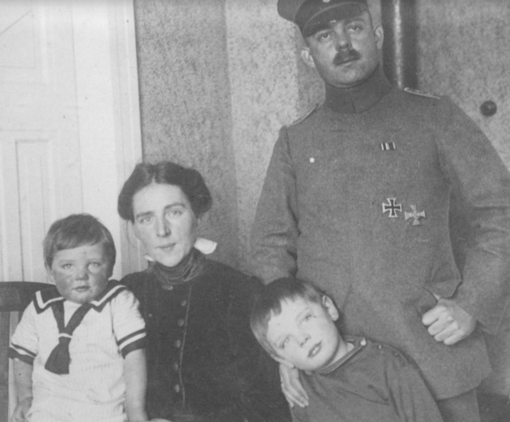 Foto: Paul Diekmann mit Frau und Söhnen, 1917