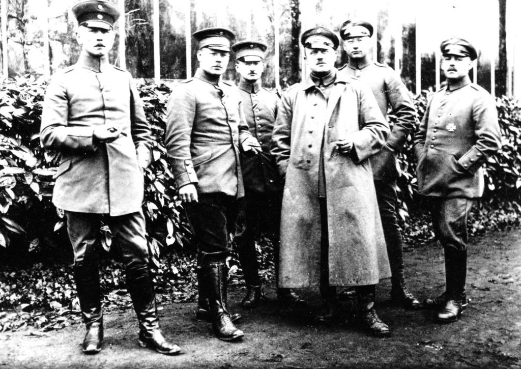 Foto: Paul Diekmann (ganz rechts) mit weiteren Offizieren in Haulchin, 1916