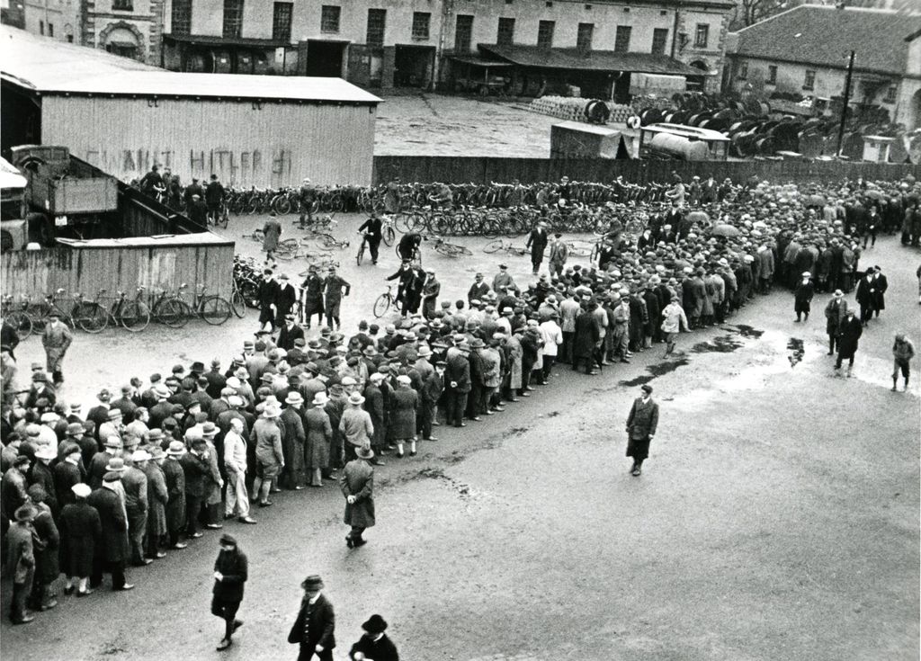 Foto: Schlange von Arbeitslosen im Hof des Arbeitsamtes Hannover, 1932