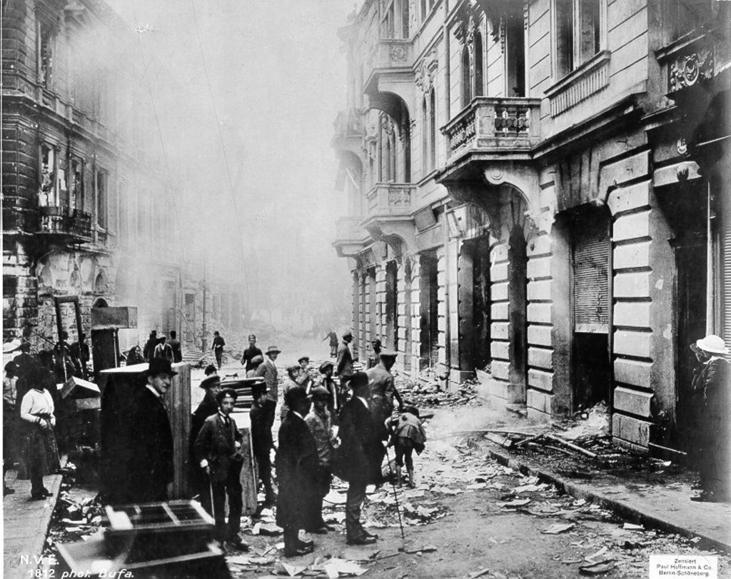 Exponat: Foto: Eine verwüstete Straße in Tarnopol, um 1916