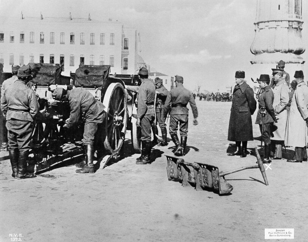 Exponat: Foto: Vorführung einer österreichisch-ungarischen Haubitzenbatterie vor dem türkischen Kriegsminister Enver Pascha und Offizieren des Generalstabs in Konstantinopel, 1915