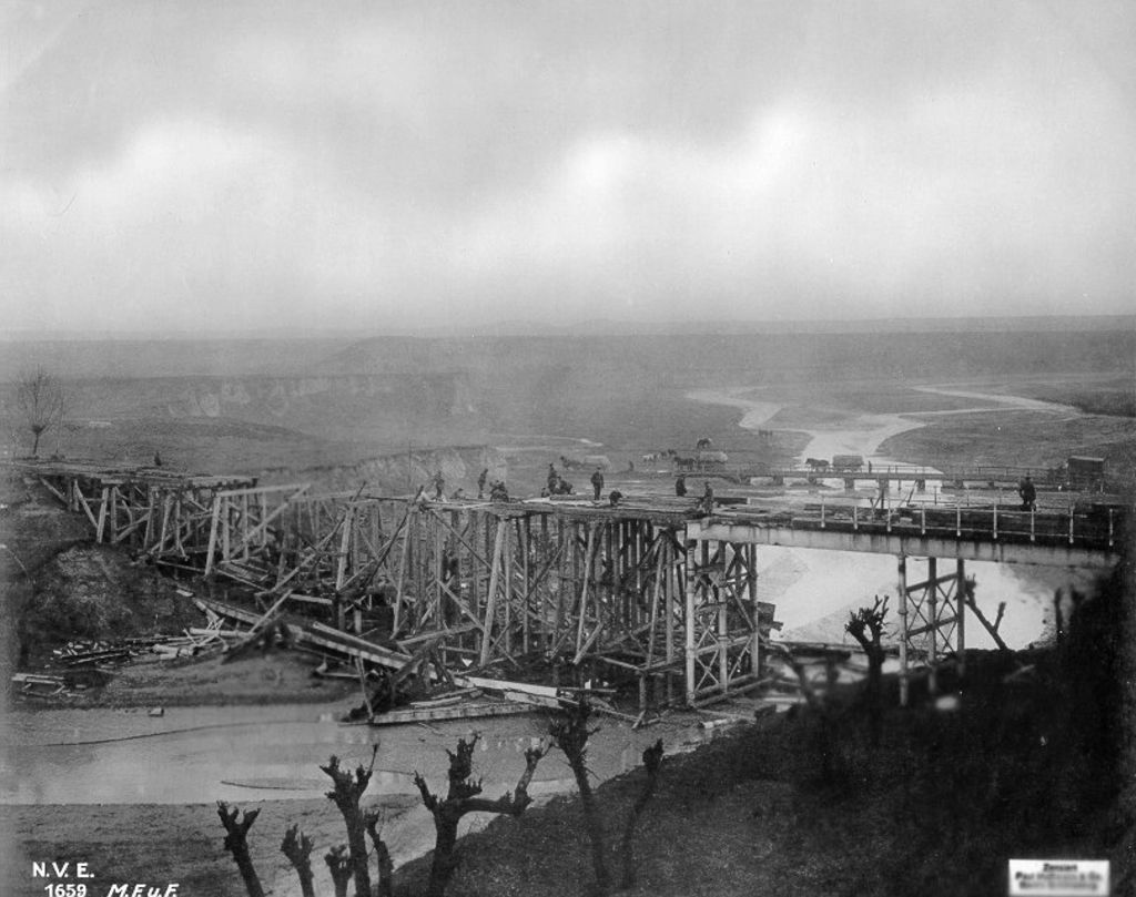 Exponat: Photo: Beim Rückzug von den Rumänen gesprengte Brücke über den Buzau, 1916