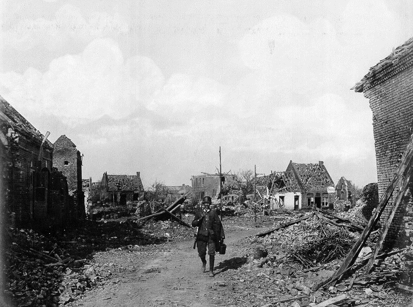 Exponat: Photo: Zerstörtes Dorf an der Front bei Arras, 1917