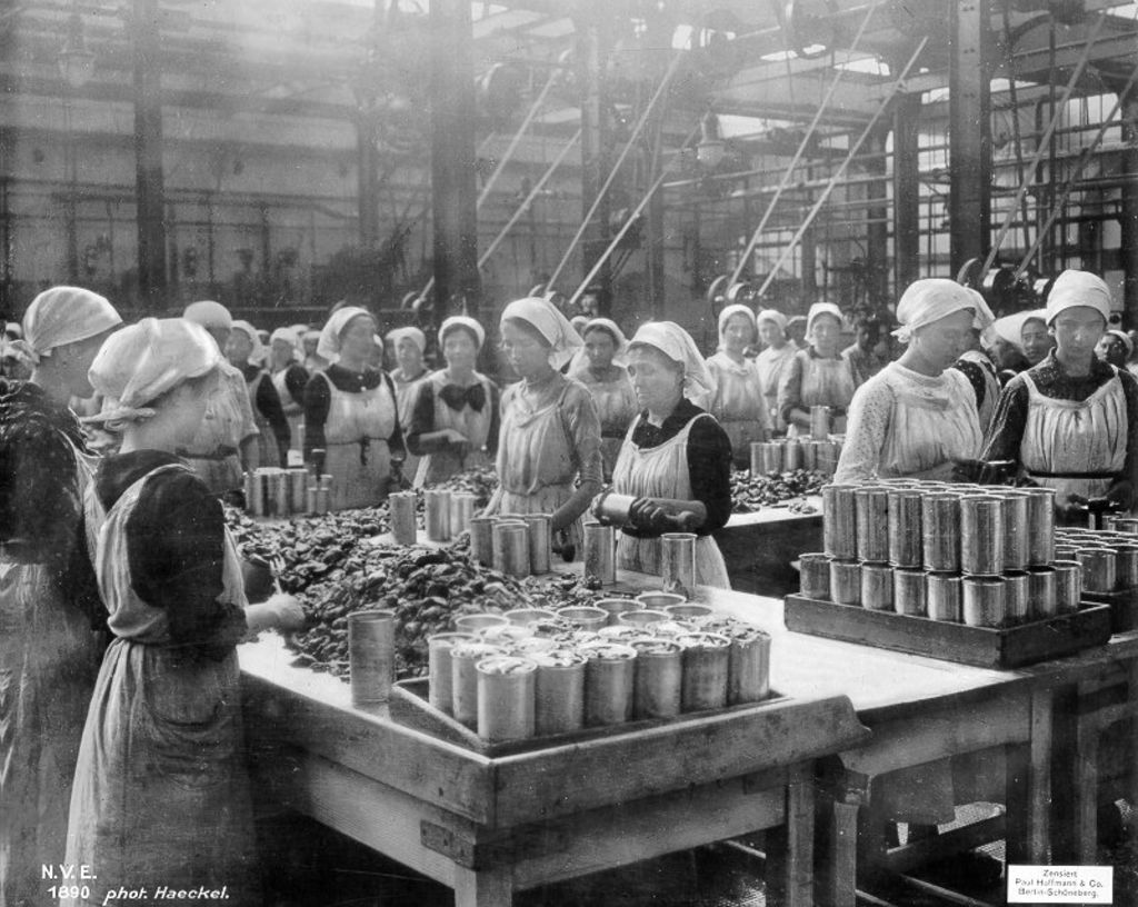Foto: Füllen von Konservenbüchsen für die Armee, 1914/1918