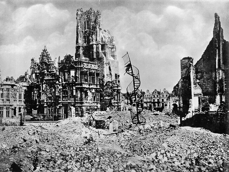 Exponat: Foto: Trümmer des zerschossenen Stadthauses von Arras, um 1917