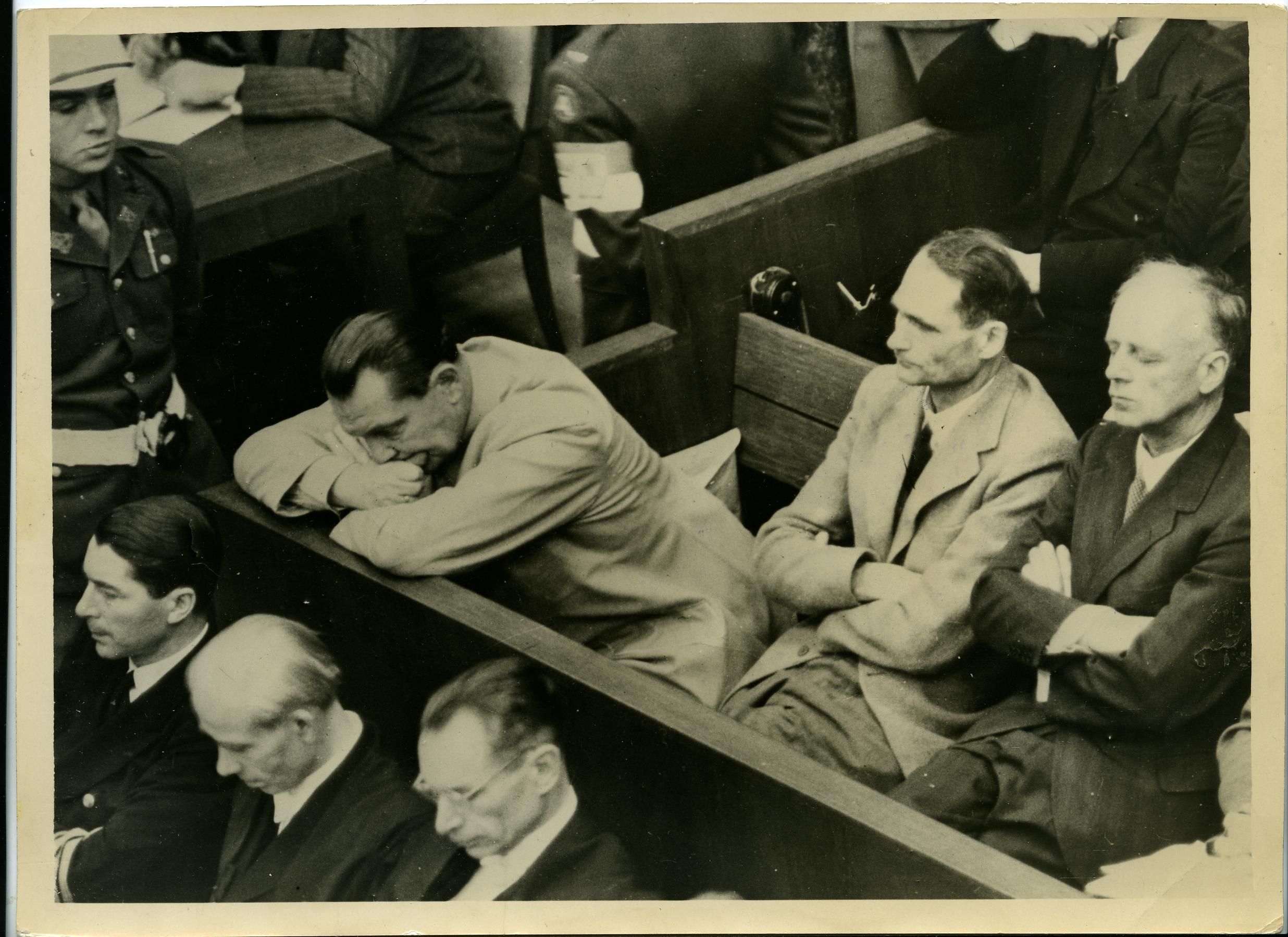 Foto: Hermann Göring, Rudolf Heß und Joachim von Ribbentrop während der Eröffnung des Nürnberger Prozesses, 1946