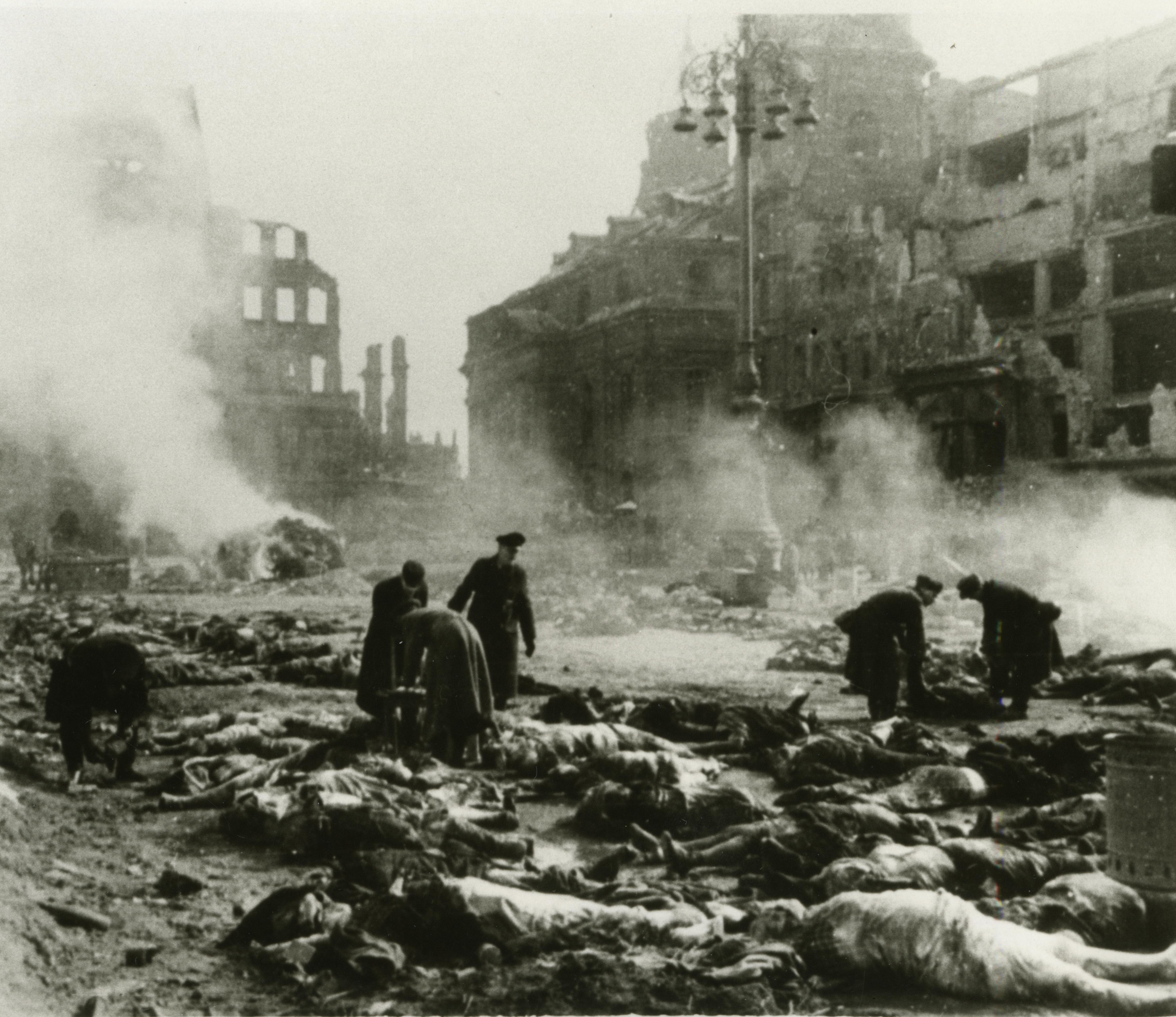 Exponat: Foto: Bergung von Leichen in Dresden, 1945