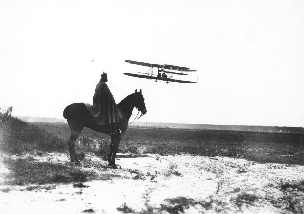 Foto: Flugpionier Paul Engelhard im Flugzeug über Johannisthal, 1910