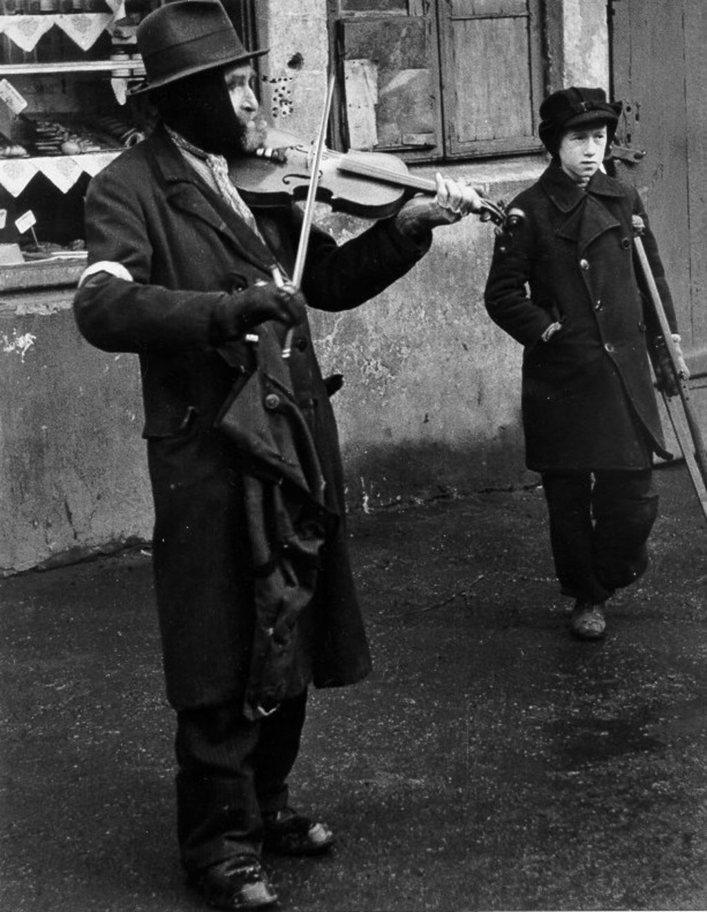 Exponat: Foto: Straßenmusikant im Warschauer Ghetto, 1941