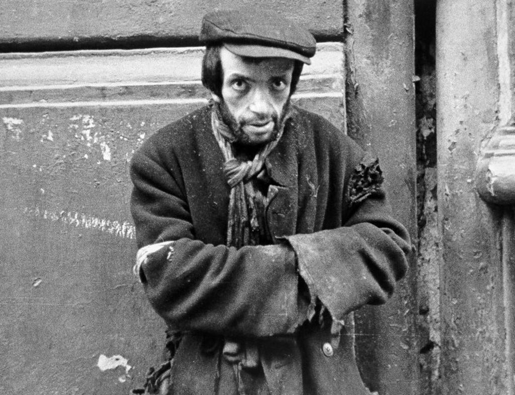 Exponat: Foto: Mann im Warschauer Ghetto, 1941