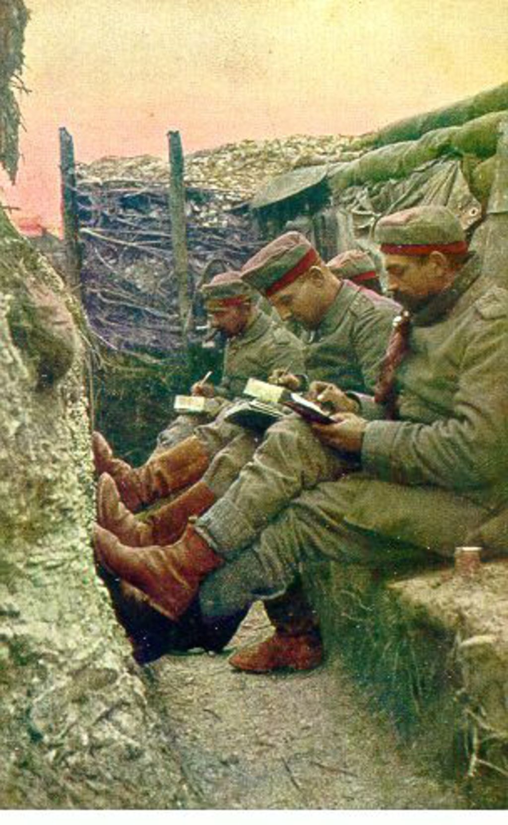 Exponat: Postkarte: Soldaten beim Schreiben ihrer Feldpost, 1914/15