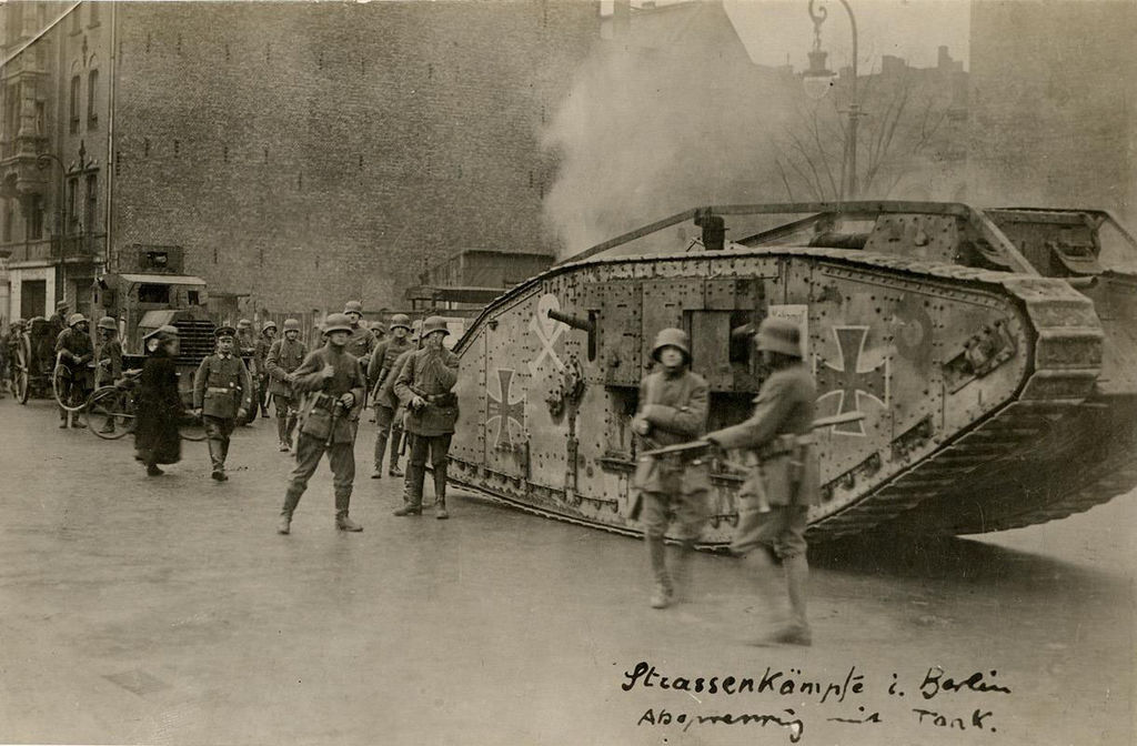 [Fotografie: Reichswehr mit Panzer während der Märzkämpfe 1919]