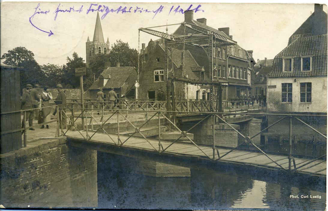 Exponat: Foto: "Feldgottesdienst" - Postkarte mit Ansicht von Comines, 1917