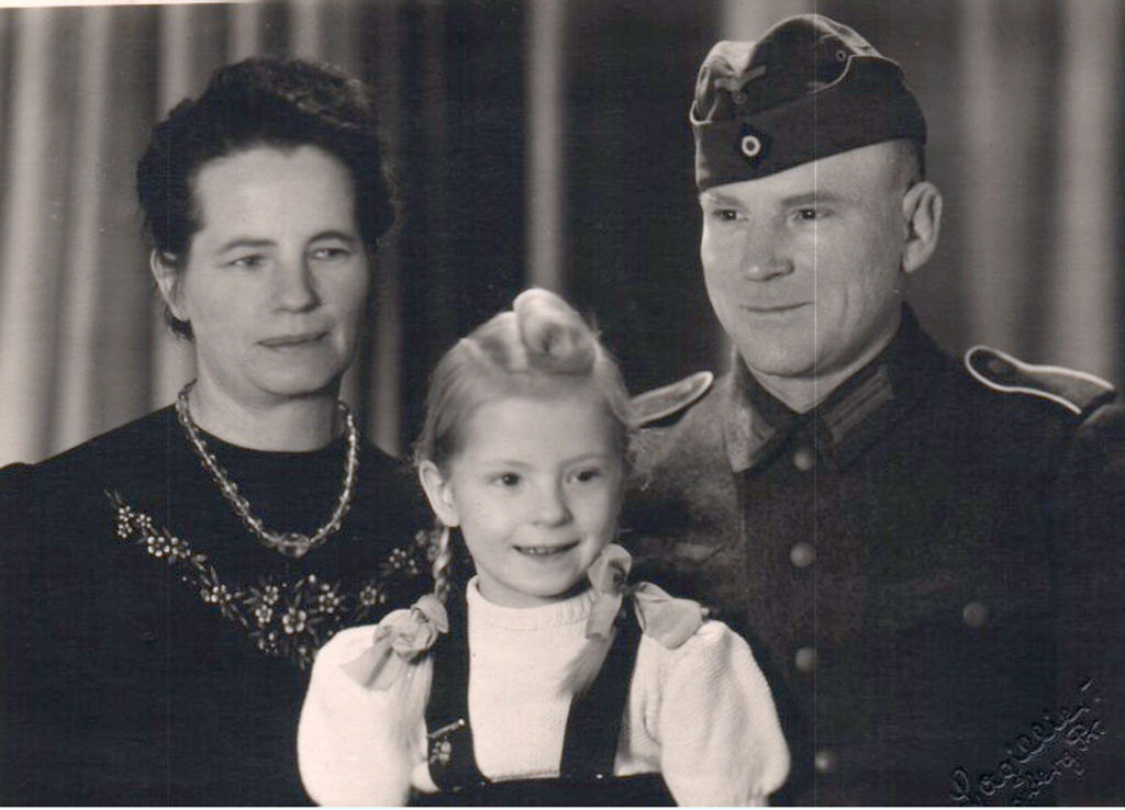 Renate Seifert mit ihren Eltern, 1943