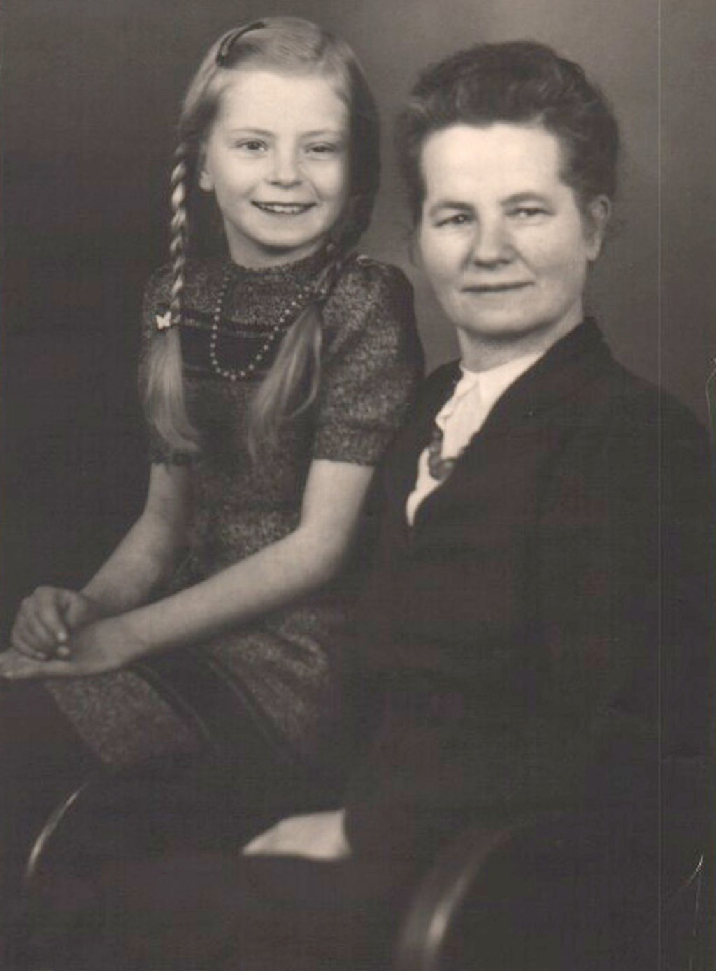 Renate Seifert mit ihrer Mutter, 1947