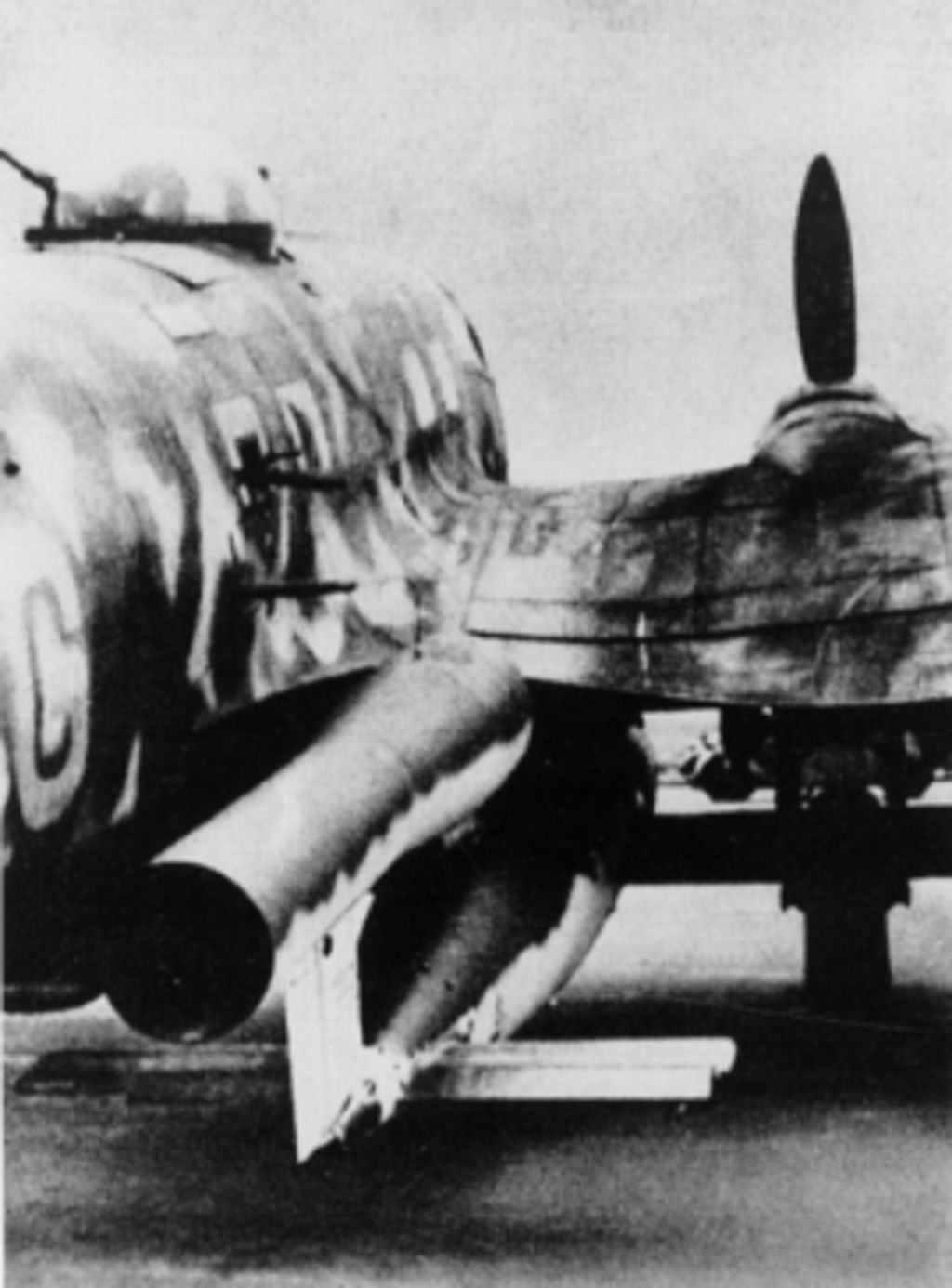Exponat: Foto: Trägerflugzeug mit V1-Flugbombe, 1944/45