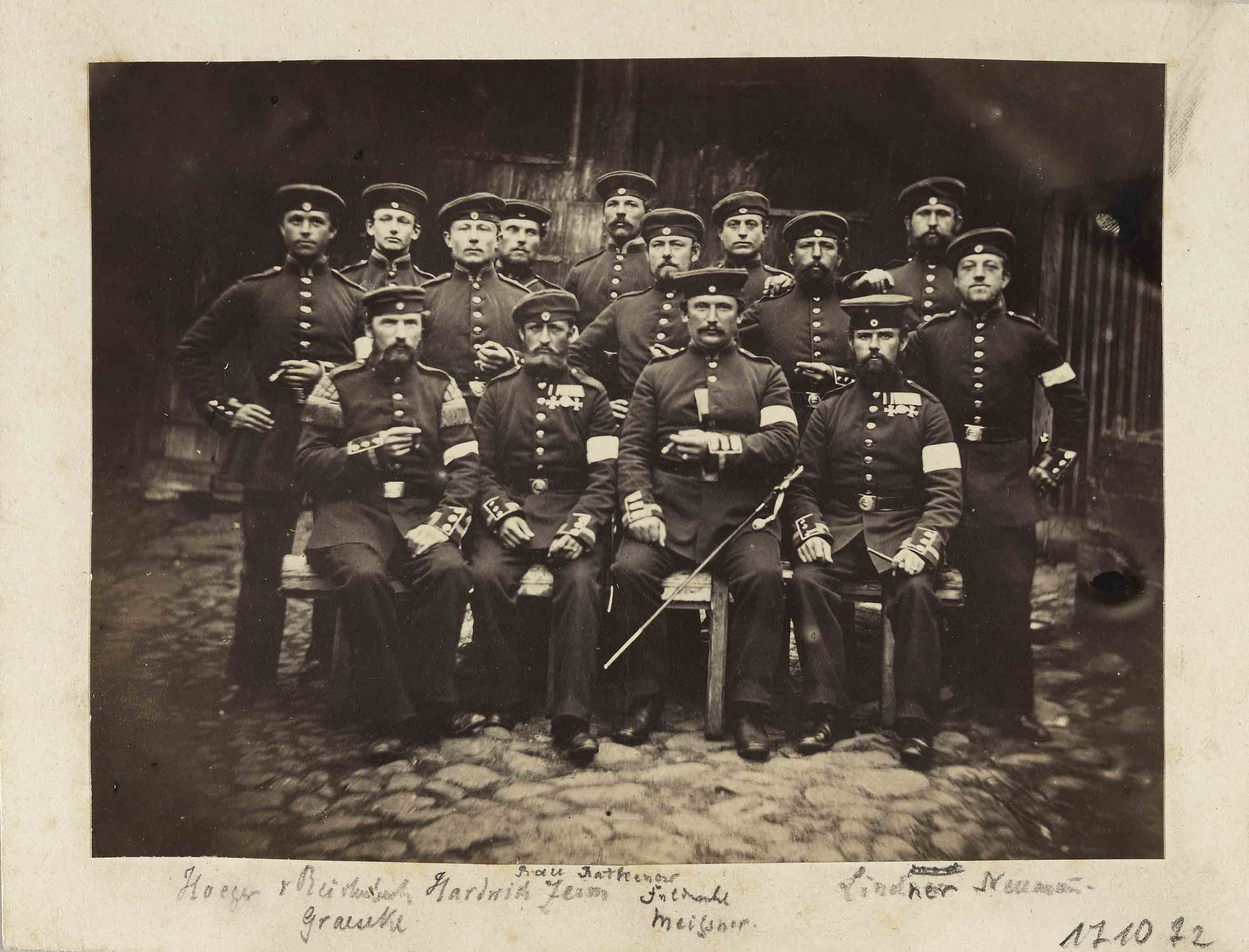 Foto: Gruppe sitzender und stehender preußischer Soldaten in Uniform