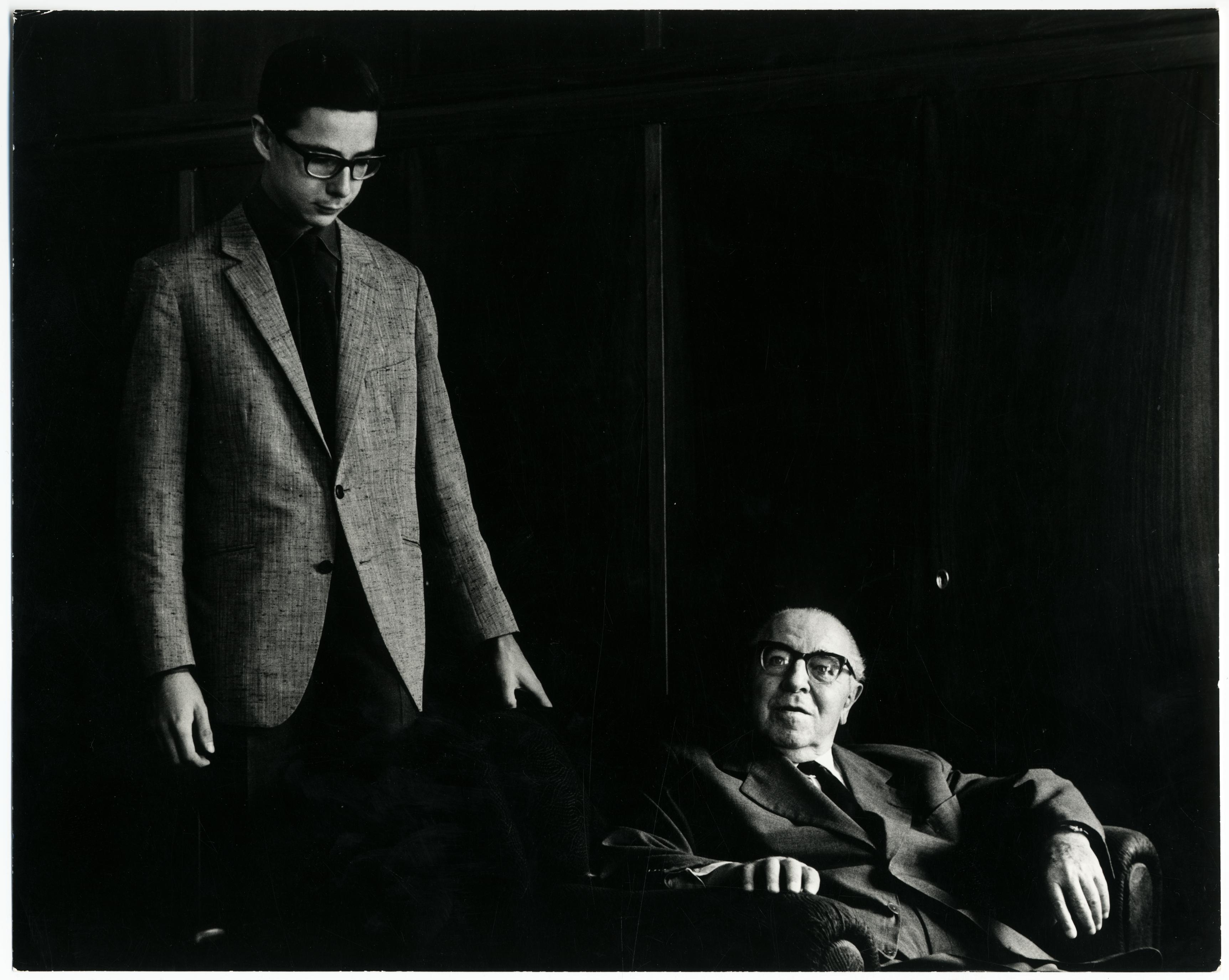 Foto: Georg Wilhelm Pabst mit Sohn Michael in seiner Wohnung in Wien, 1964