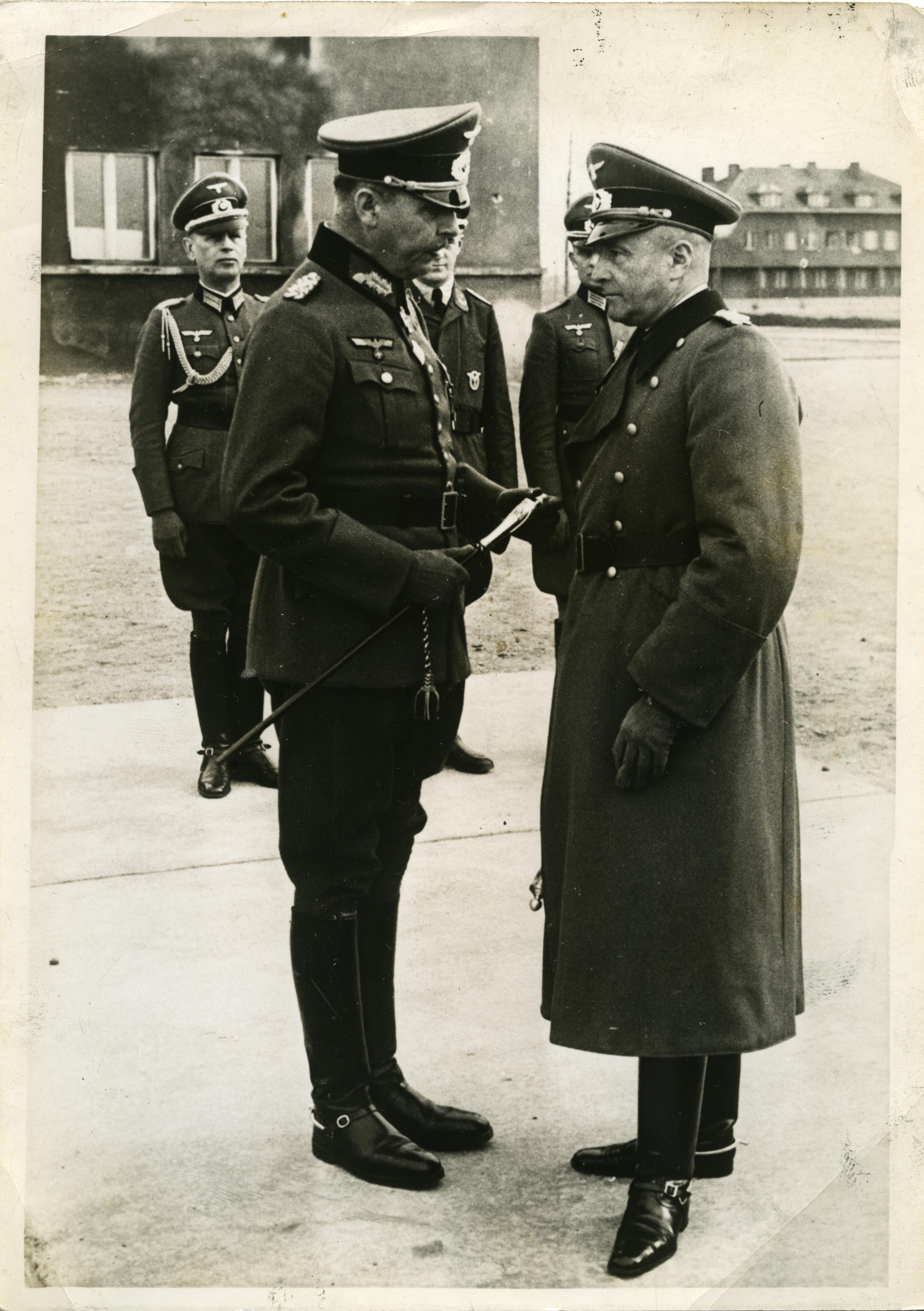 Foto: Generalfeldmarschall Walther von Brauchitsch im Gespräch, 11. April 1941