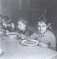 Heimkinder beim Essen