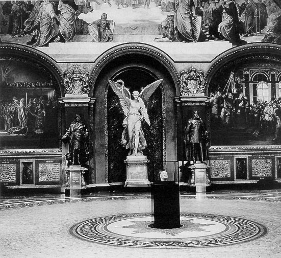 Die Ruhmeshalle, (1935) Neben der Viktoria von Fritz Schaper (1885) zwei Bronzestandbilder, links der "Gro&szlig;e Kurf&uuml;rst" Friedrich Wilhelm (1883/84) von dem Bildhauer Erdmann Encke, rechts der Kaiser Wilhelm I. (1889/91) von dem Bildhauer Rudolf Siemering