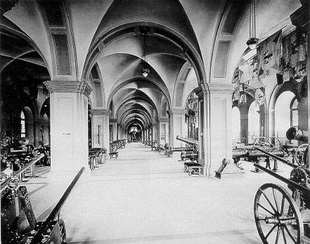 Die Gesch&uuml;tzsammlung im Erdgescho&szlig; (1916)