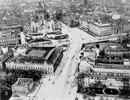 Luftaufnahme von Zeughaus, Lustgarten, Berliner Dom und Schloß