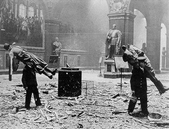 Blick in die zerst&ouml;rte Herrscherhalle 
nach einem Bombenangriff (1944)