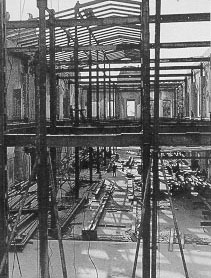 Der Einbau des Stahlskeletts 
in den Südflügel (1950)